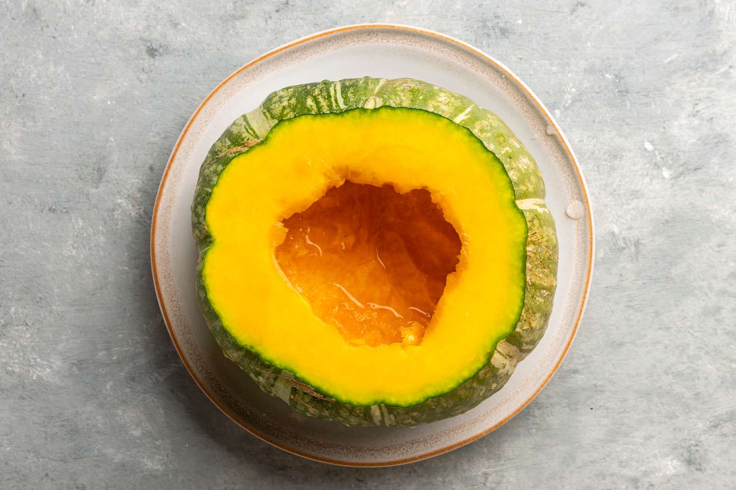 Remove seeds and fibrous strands from the inner cavity of the kabocha 