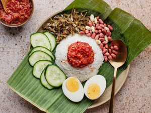 Serve nasi lemak