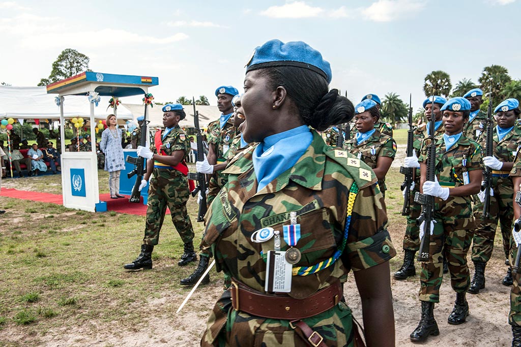 La Représentante spéciale de la MINUL, Karin Landgren, passe en revue les soldats de la paix ghanéens lors d’un défilé à Buchanan, au Libéria, vendredi, en 2012. Photo : MINUL/Staton Winter