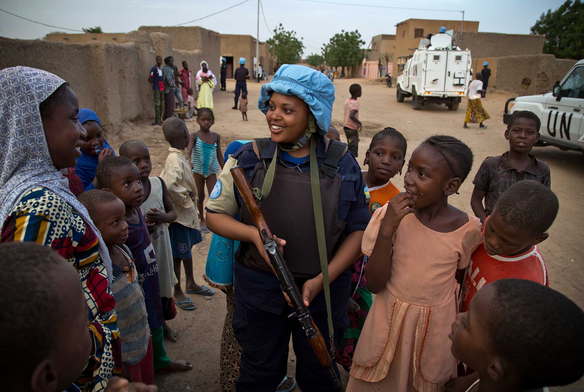 Des officiers rwandais de la MINUSMA parlent à la population alors qu'ils patrouillent dans les rues de Gao, au nord du Mali. Photo DPO