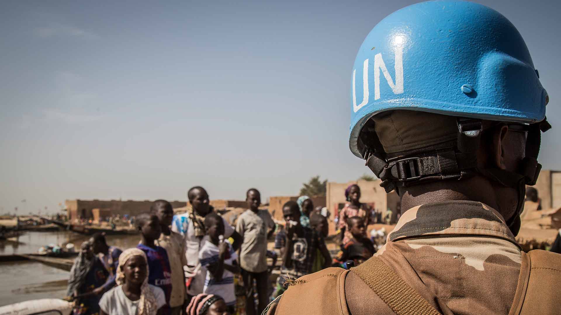 Une patrouille de la MINUSMA au marché de Konna, au Mali. Photo ONU/Gema Cortes