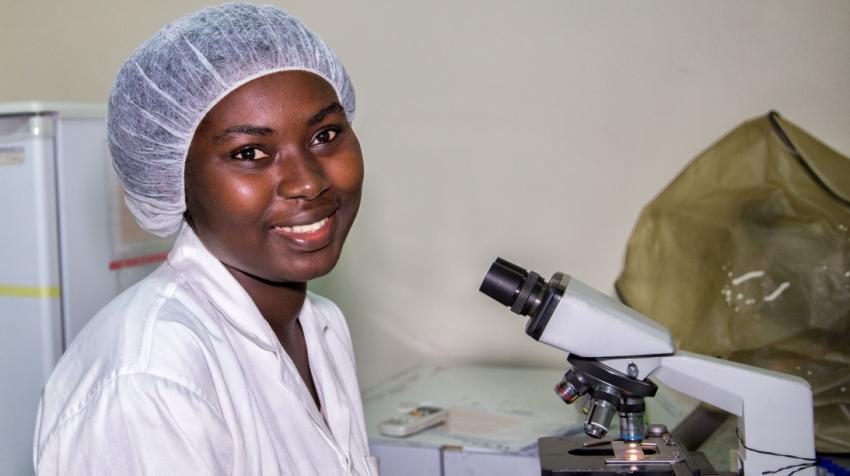  A female staff member working in a laboratory in Côte d’Ivoire.  