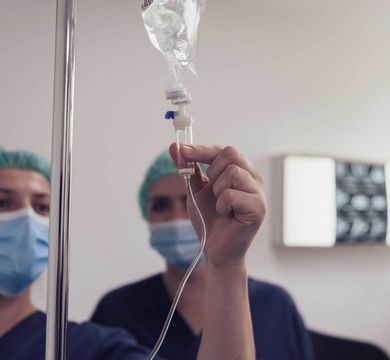 Zolbetuximab wird Menschen mit fortgeschrittenem Magenkarzinom in Kombination mit einer Chemotherapie als intravenöse Infusion gegeben.