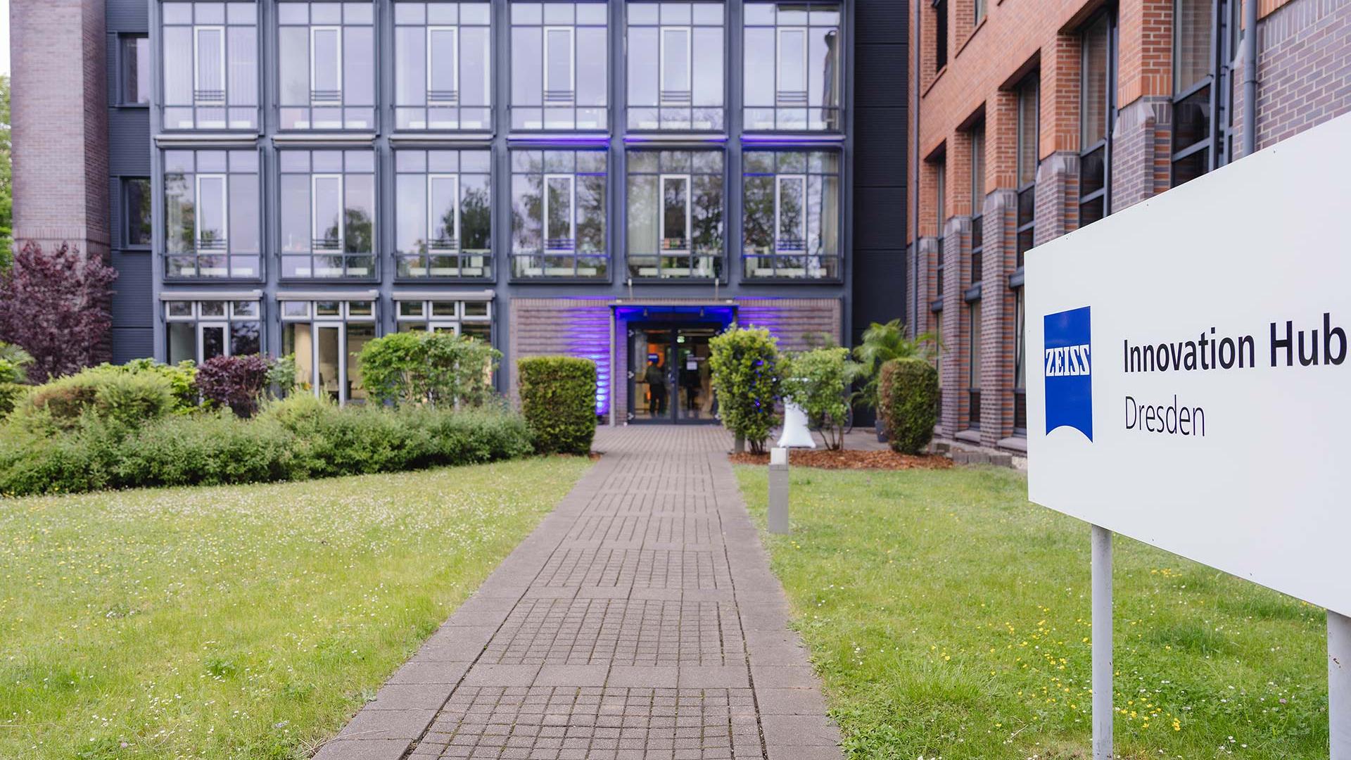 	 The semiconductor microscopy applications lab is located within the ZEISS Innovation Hub Dresden