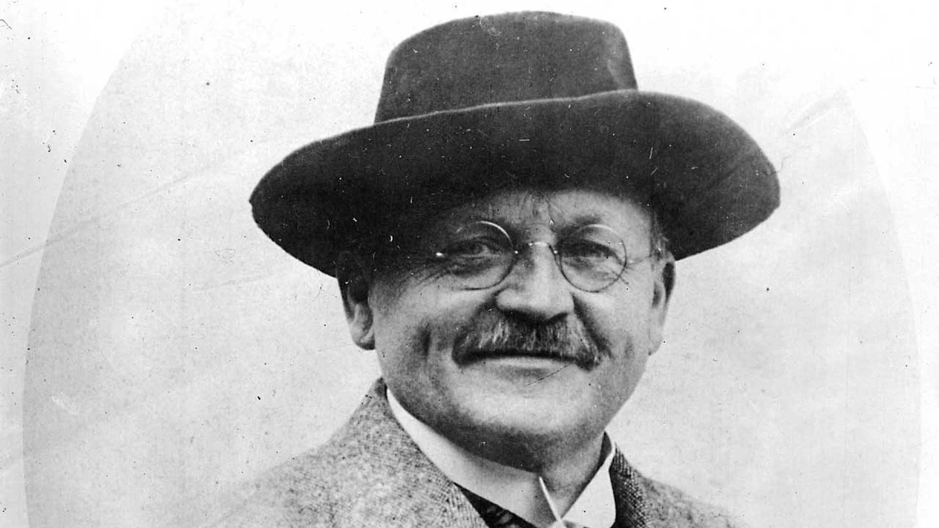 Prof. Carl Pulfrich (1858–1927) achieved great things in the field of chemical analysis technology and spatial measurements for aerial photograph interpretation.