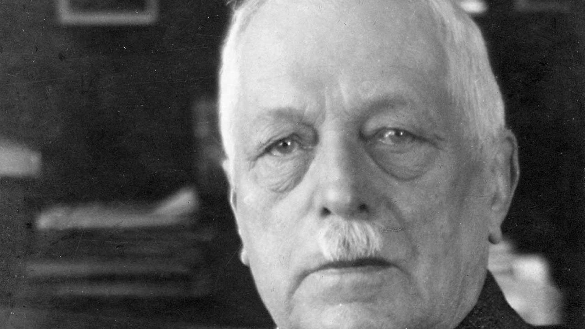 Dr. Paul Rudolph (1858–1935) came up with innovative new camera lenses. The Tessar is his most well-known lens.