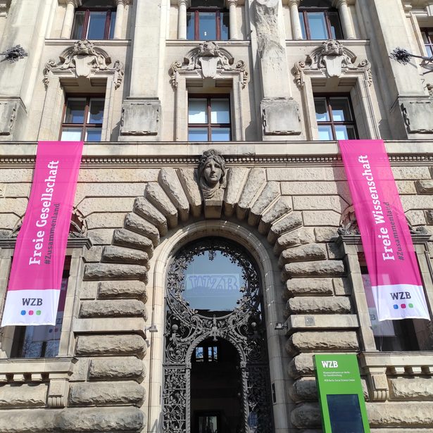 Zwei Banner mit den Schriftzügen Freie Wissenschaft und Freie Gesellschaft hängen am Haupteingang des WZB