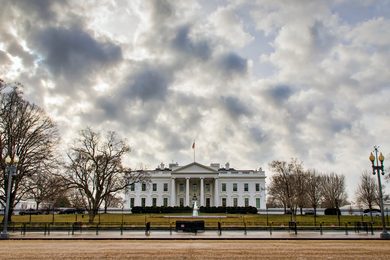 Weißes Haus mit Wolken Amerika Wahl