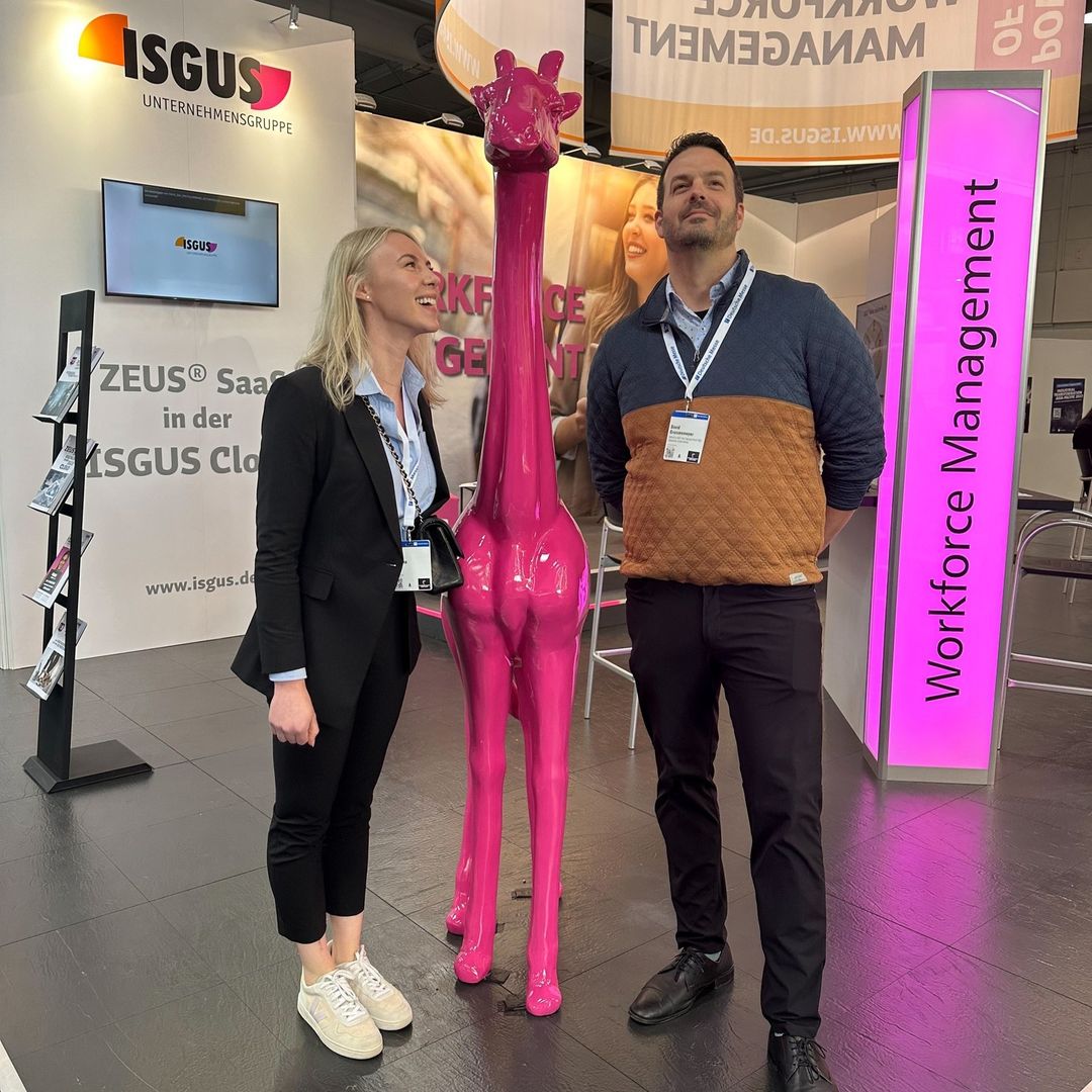 COO Kat and Industry & Education Engagement Manager David found a very tall 💕 pink giraffe 🦒 at @hannover_messe #HM23. The fuchsia safari animal is skewing our perception of everyone's height. 😵‍💫