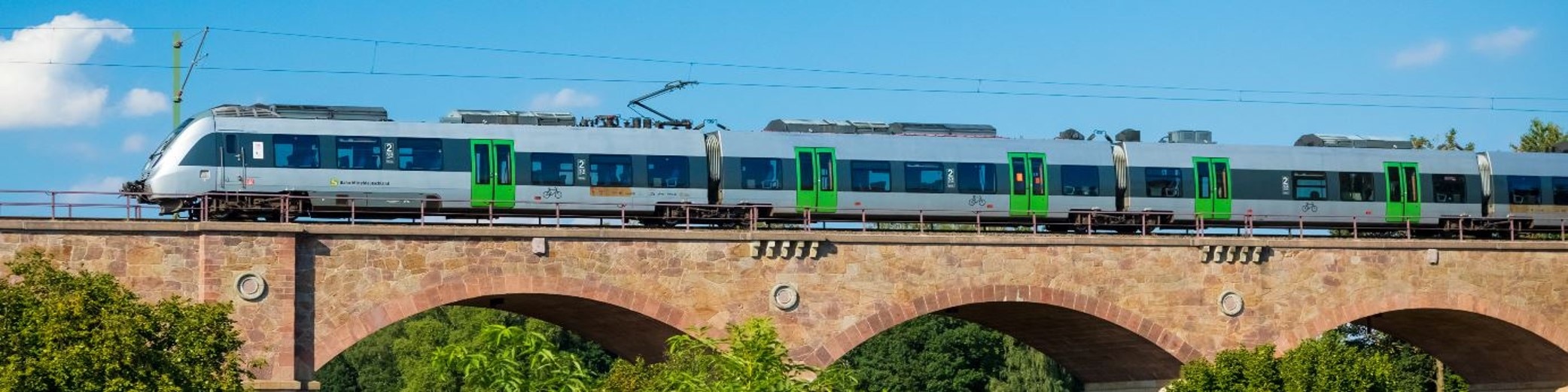 Zug der S-Bahn Mitteldeutschland auf einer Brücke