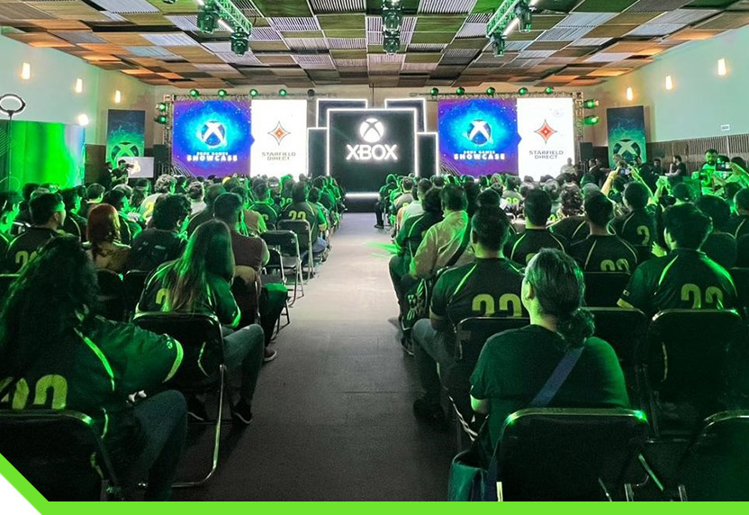 Élő Xbox-néző parti egy nagy konferenciateremben.