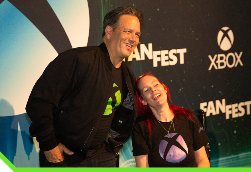 Phil Spencer poseeraa fanin kanssa kuvaa varten.