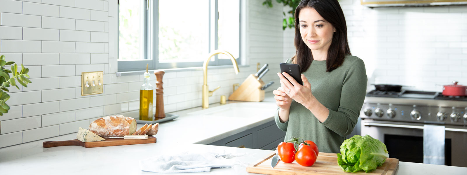 En kvinne sjekker sikkerhetsinnstillingene på mobiltelefonen