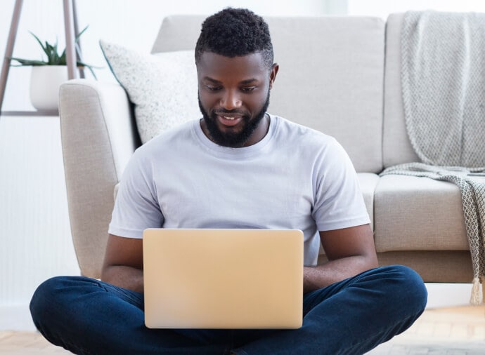 Vrouw die een laptop gebruikt