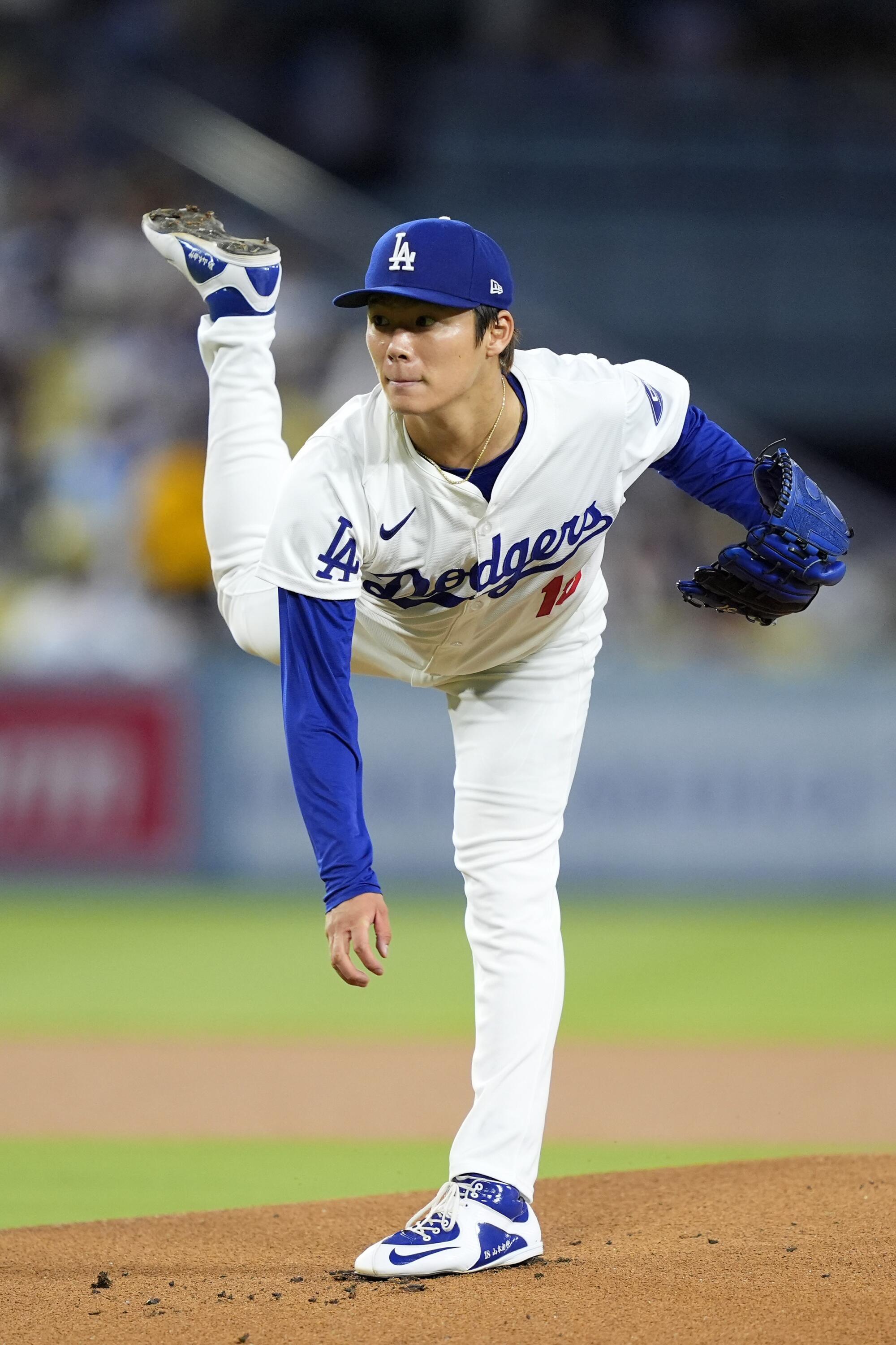 Yoshinobu Yamamoto pitches the ball.