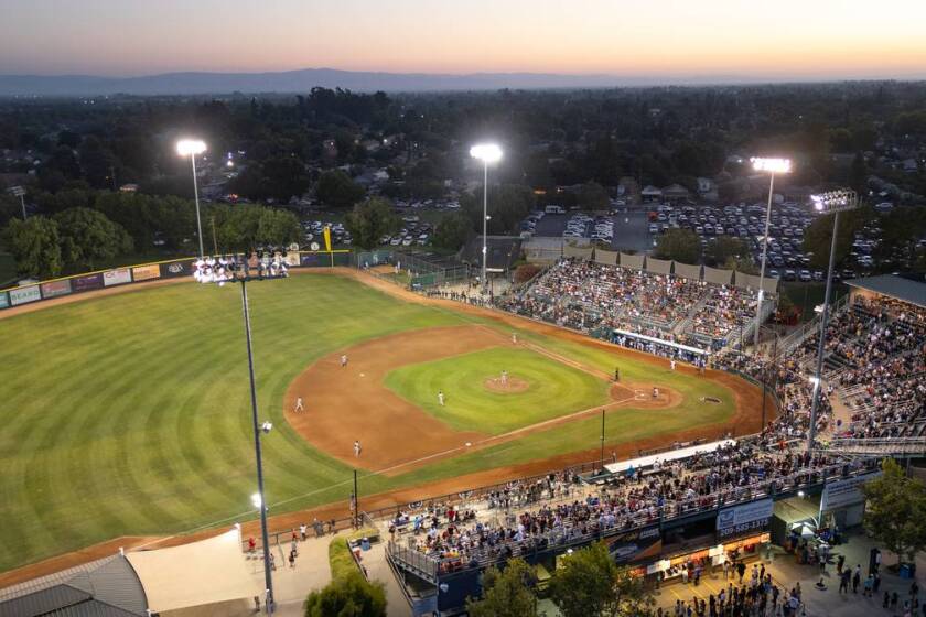 Los Modesto Nuts reciben a los Fresno Grizzlies en el John Thurman Field.