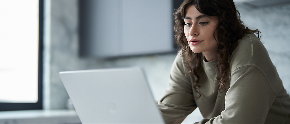 Eine Frau, die an einem Laptop arbeitet