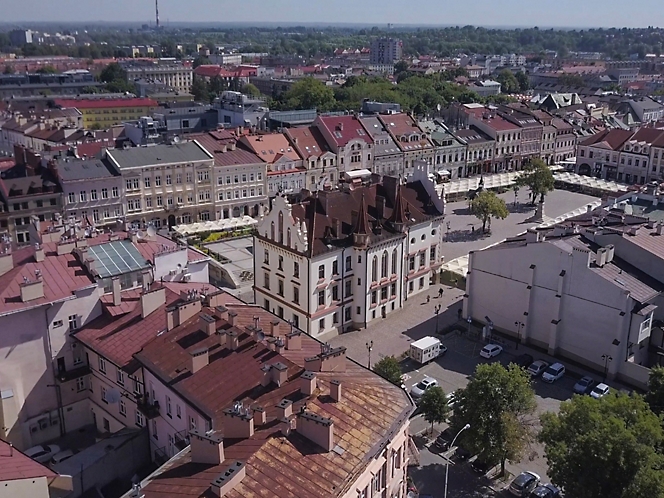 A city with many buildings