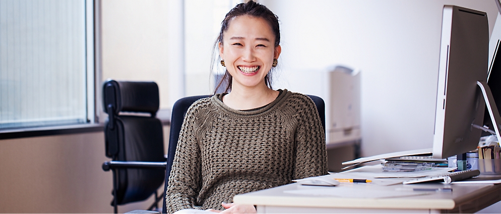 Une personne souriant devant l’objectif