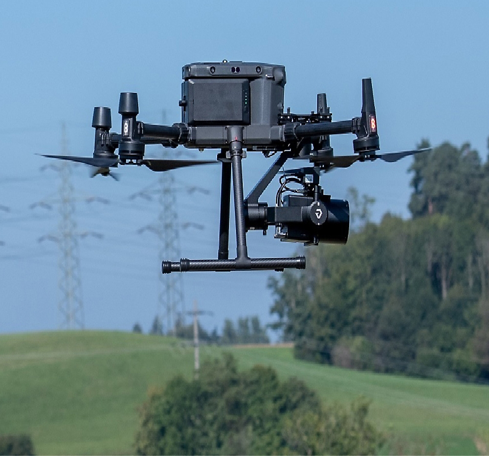 Un dron vuela en el aire