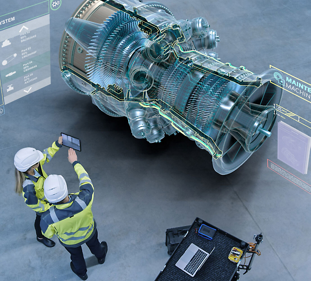 Dos ingenieros con cascos inspeccionan la pantalla de un motor de turbina virtual de gran tamaño con una tableta, con proyecciones holográficas.