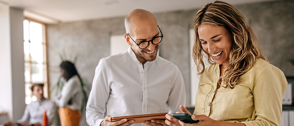 Zwei Personen, die auf ein Tablet schauen