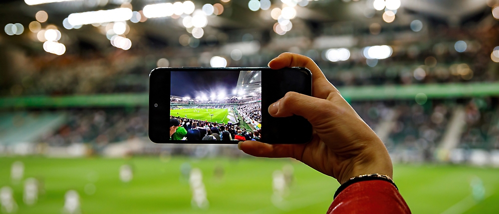 Una persona tomando una foto de un campo deportivo