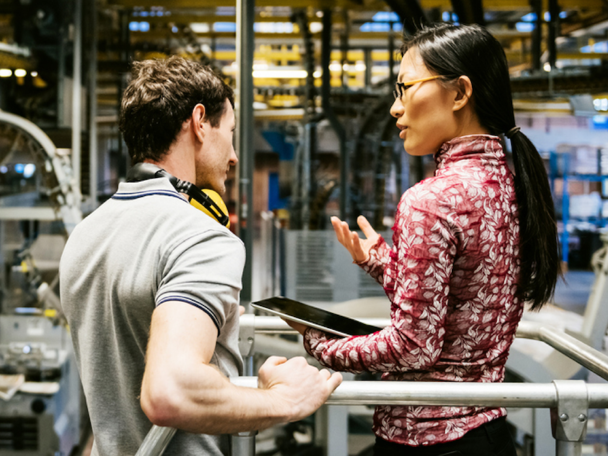 En mand og en kvinde arbejder på en fabrik