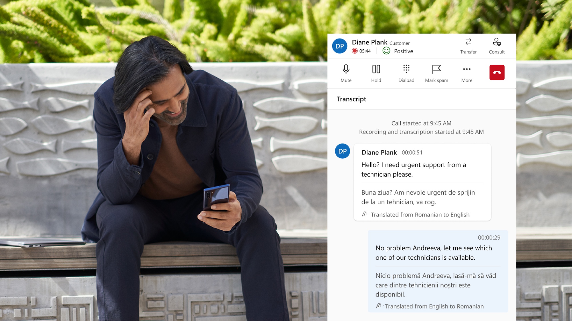 Un homme assis sur un banc regarde son téléphone.