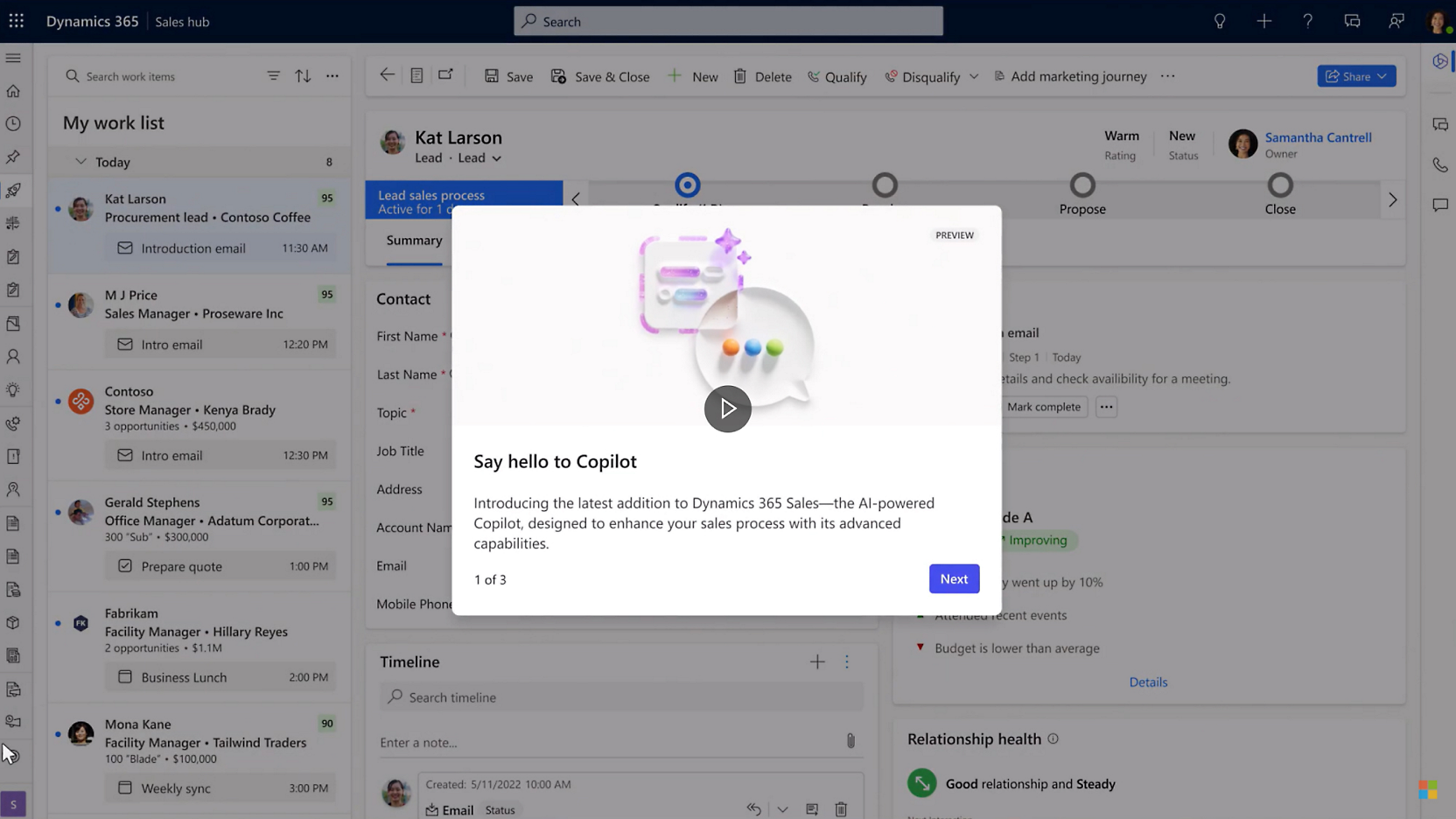 Uma captura de tela do painel do Dynamics 365 e pop-up do Copilot está aberta