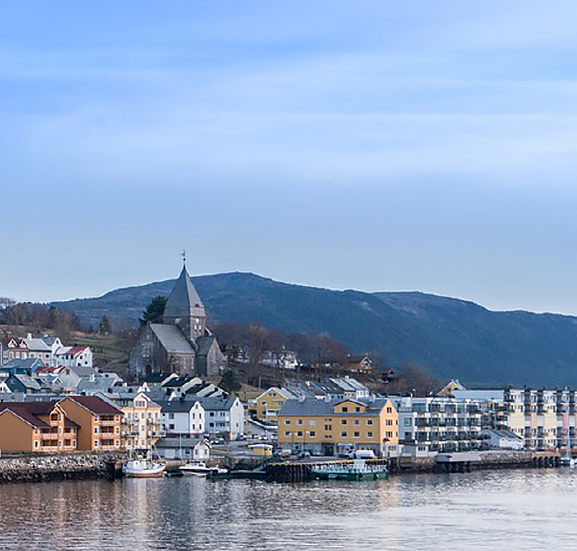 Vue panoramique d’une ville norvégien colorée avec des bâtiments colorés et une vue d’ensemble, sur un fond de maisons 