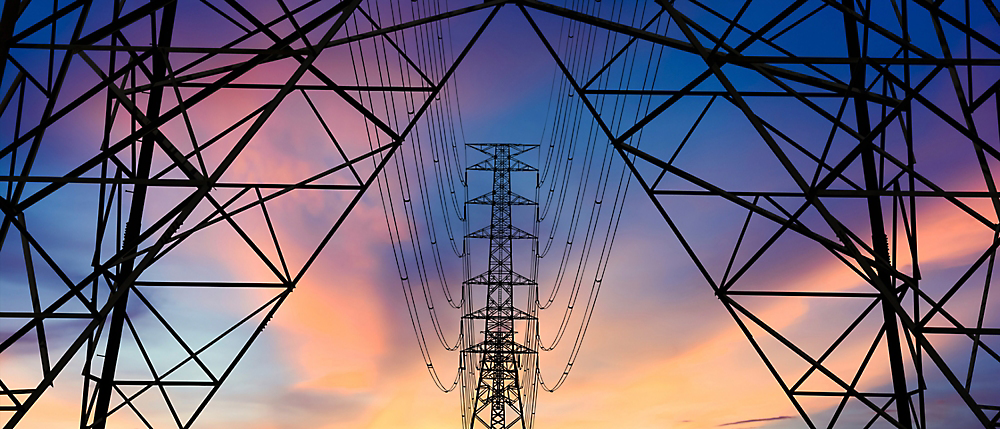 Líneas eléctricas en una torre