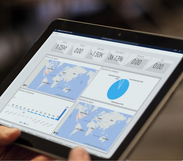 地図が表示されたタブレットを持っている人