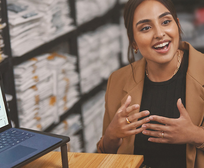 Una persona sentada en un escritorio con un equipo