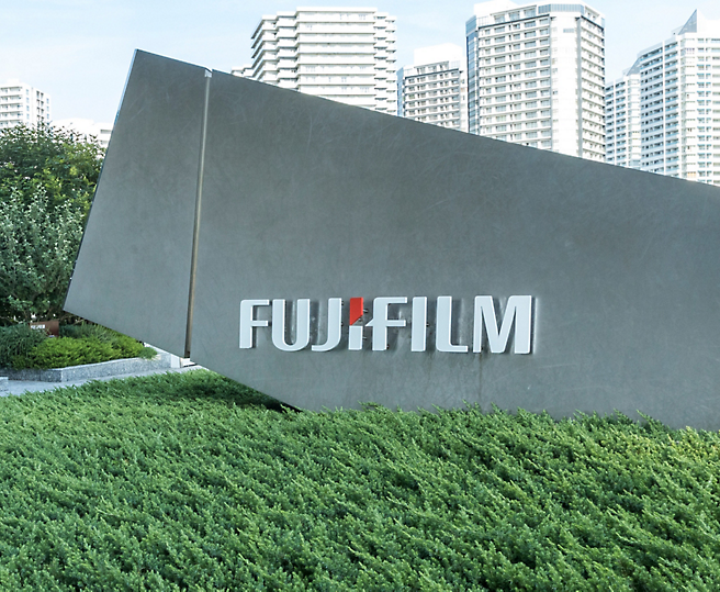 Et logo af FUJIFILM på græsset
