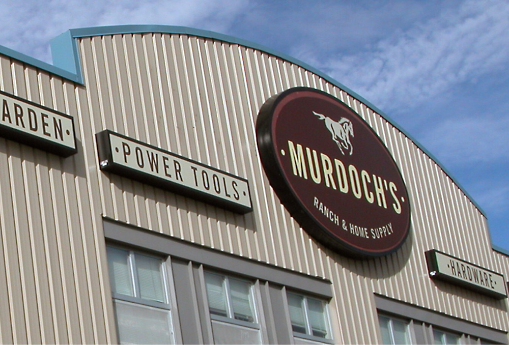 Магазин оборудования с логотипом "MURDOCH'S"