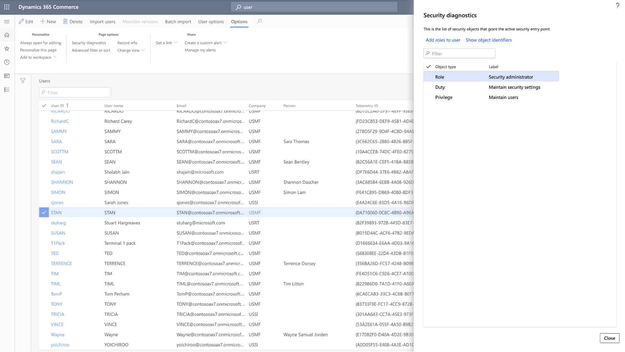 Captura de tela do gerenciamento de usuários do Dynamics 365 Commerce mostrando usuários, endereços de email, funções e configurações de segurança