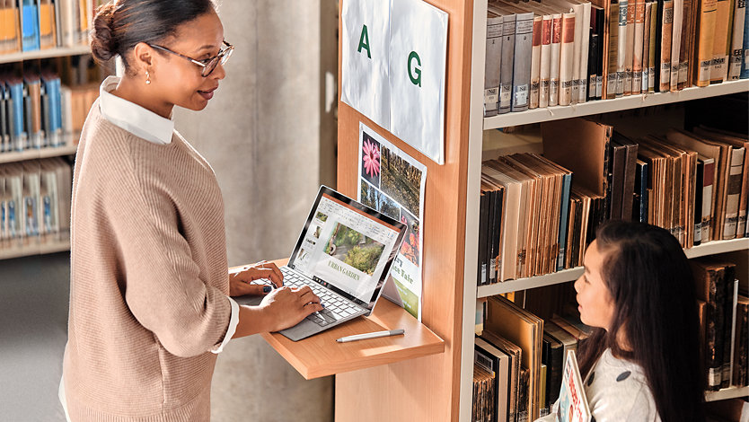 Een vrouw die een Surface-tablet gebruikt