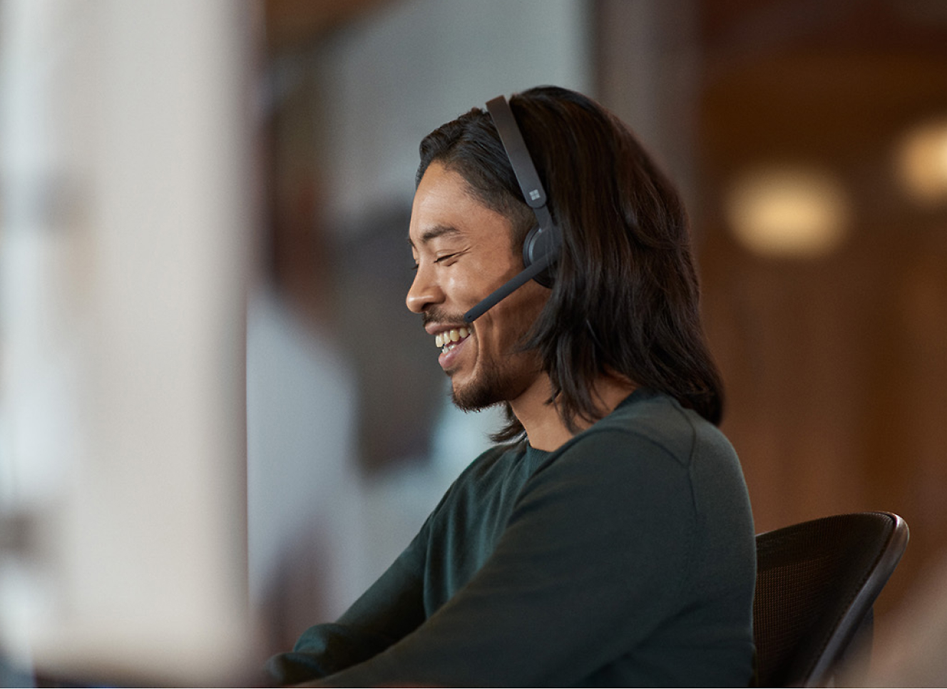 Um homem usando um headset em um escritório.