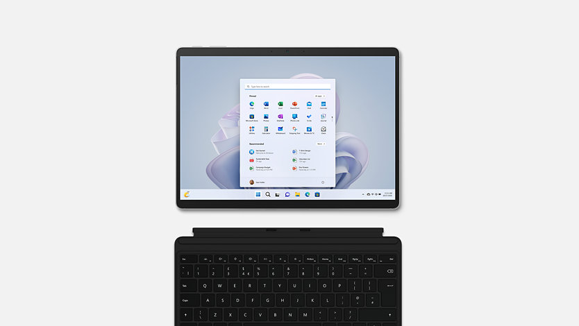 Ein Surface Pro 9 und Surface Pro Keyboard.