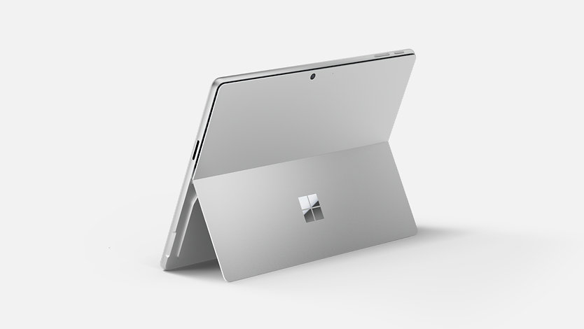 Una vista trasera de un dispositivo Surface Pro con el soporte trasero abierto.