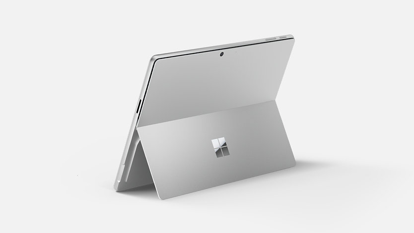 Rückansicht eines Surface Pro mit geöffnetem Klappständer. 