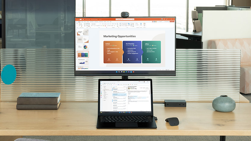 Surface Laptop 5 yrityksille: Windows 11 näytössä työpöydällä näytön kanssa. 