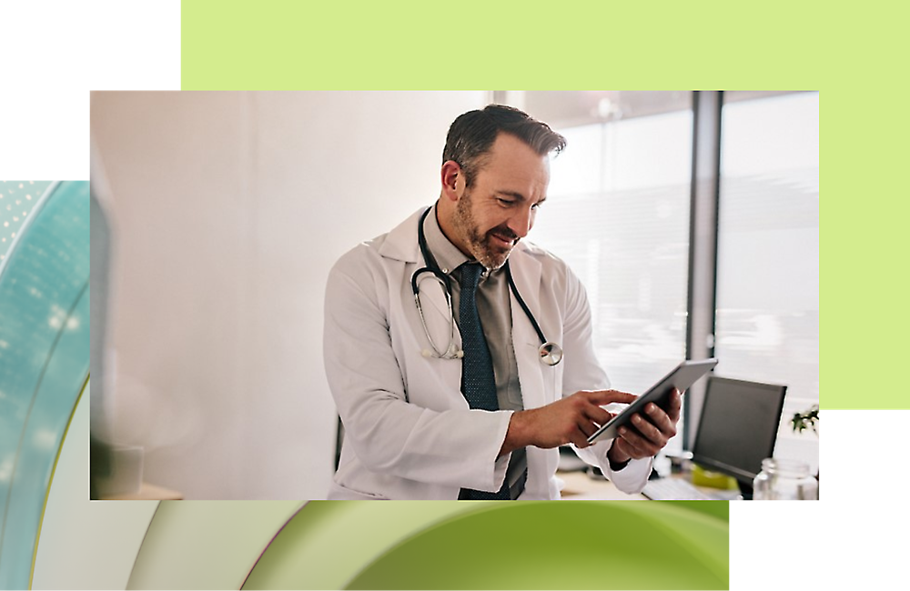 Un médecin en blouse blanche et cravate regardant une tablette