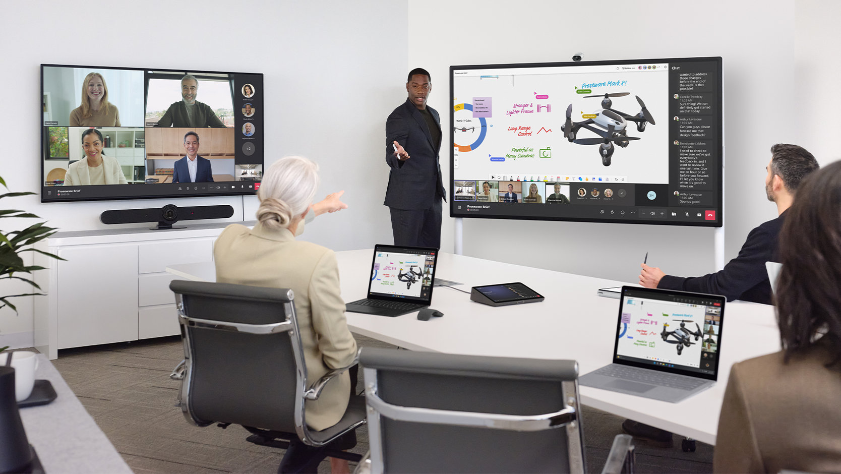 Iemand gebruikt de Whiteboard-functie op een Surface Hub 3 voor zakelijk gebruik en werkt samen met teamleden die zich op kantoor en extern bevinden. 