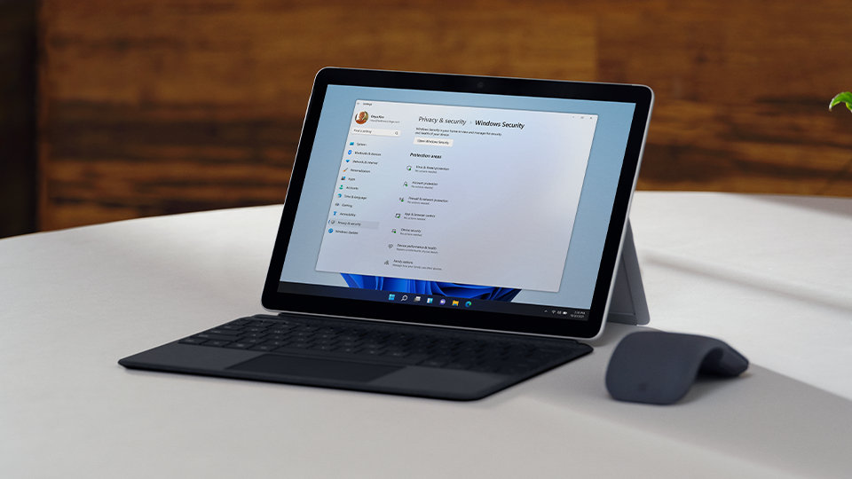 Un dispositivo Surface Go 4 para empresas combinado con una Funda con teclado para Surface Go para empresas, proporcionando una experiencia de portátil de tamaño completo.