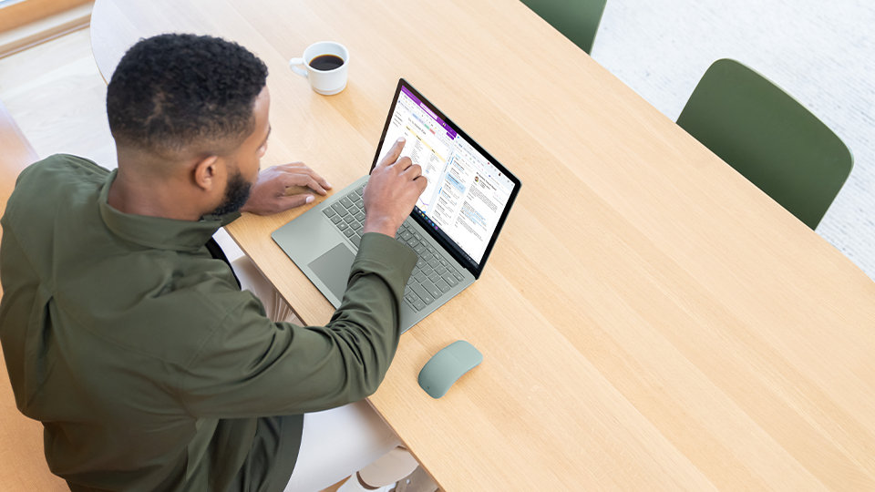 Surface Laptop 5 yrityksille: henkilö käyttää Microsoft 365 -sovelluksia. 