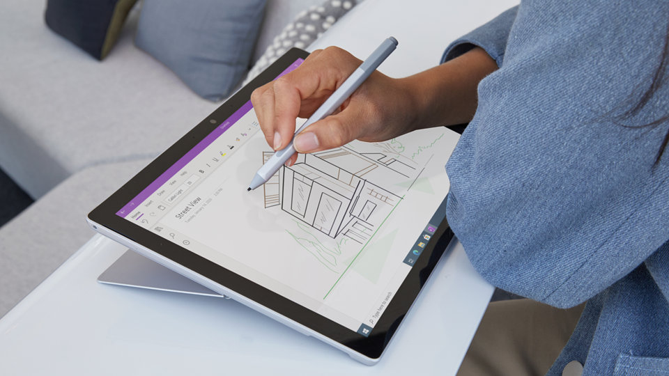 En person bruger en Surface Pen til at tegne arkitektur.