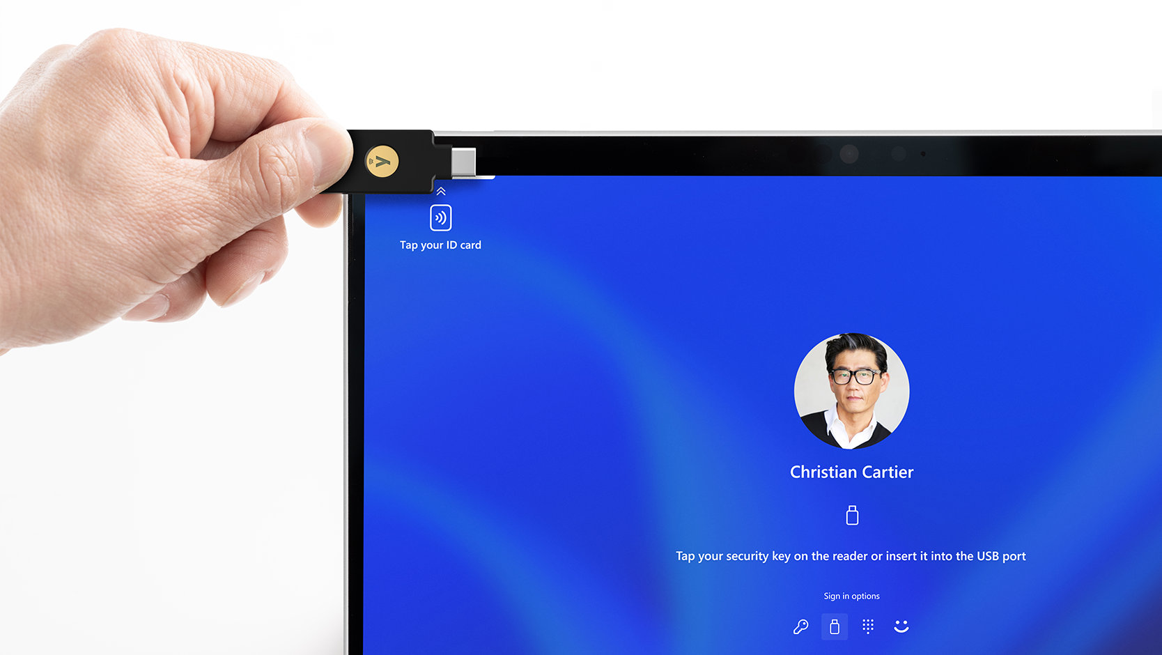 Una persona usa el lector NFC en Surface Pro 10 para empresas, indicando las distintas medidas de seguridad integrada disponibles en el dispositivo.