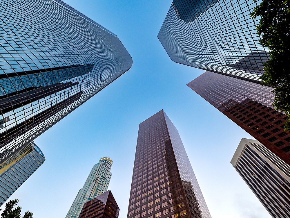 Visão de baixo para cima de edifícios altos